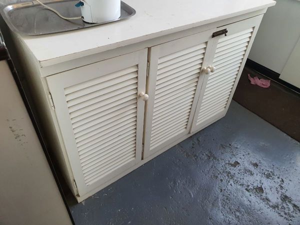 ~/upload/Lots/148231/AdditionalPhotos/pt2spnwnss7c4/3 Door White Cupboards_t600x450.jpg